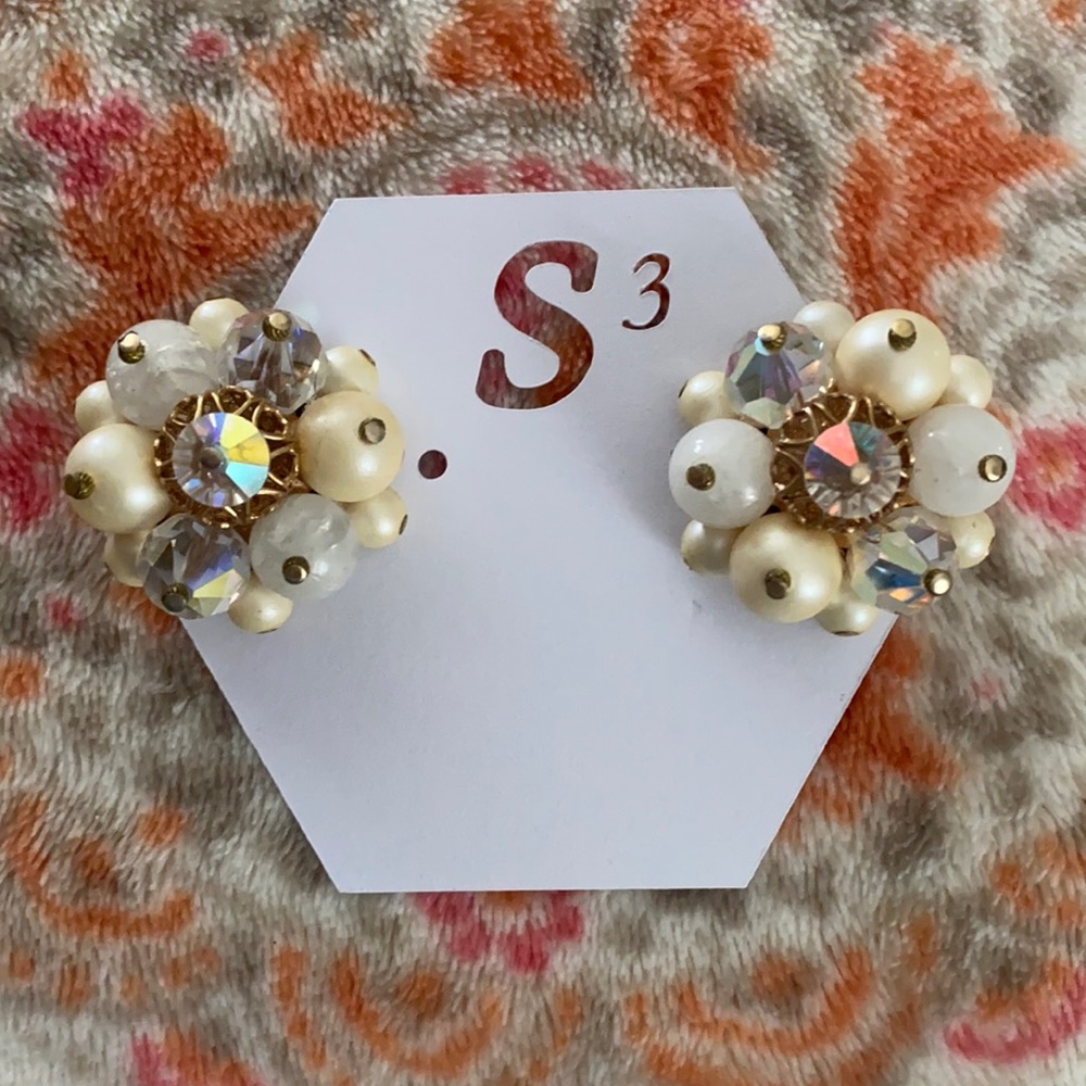 Vintage Beautiful! clip earrings 👗